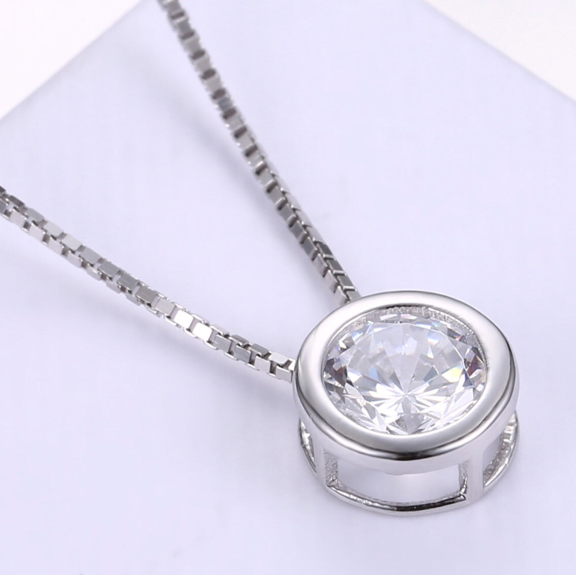 925 Sterling Silver Simple Crystal Round Pendant Necklace